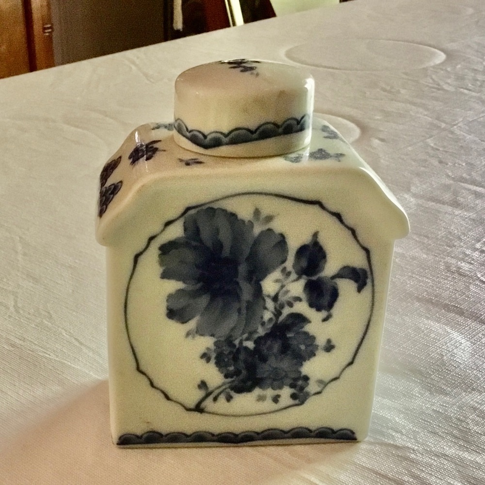 Blue and white lidded jar chinoiserie